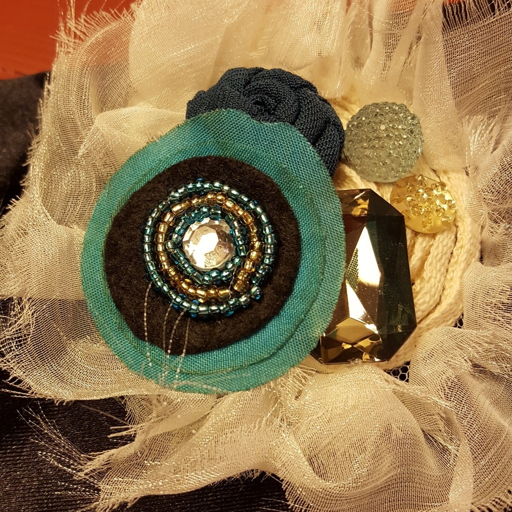 Fun Artsy Brooch - Picture 4 of 4